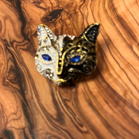 Masked Cat Brooch - Picture 2 of 5